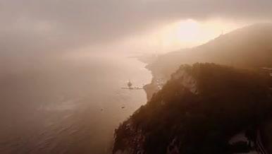 4k航拍雾光中的城市海边风光视频的预览图